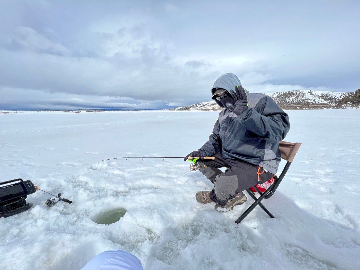 Winter heated outfit for fishing activities 